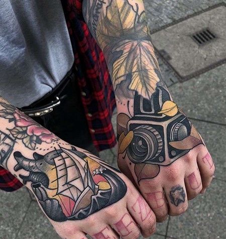 Old School手背心脏相机纹身图案