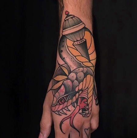 New School手背蛇纹身图案