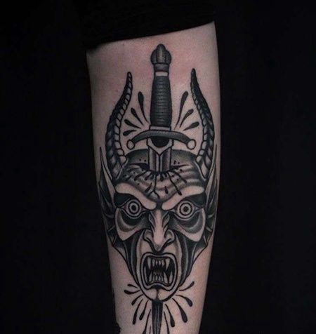 New School小腿匕首恶魔纹身图案