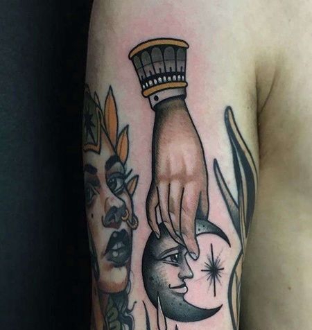 New School大臂手月亮纹身图案