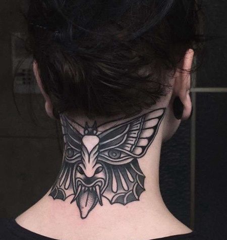 Old School后颈蝴蝶纹身图案