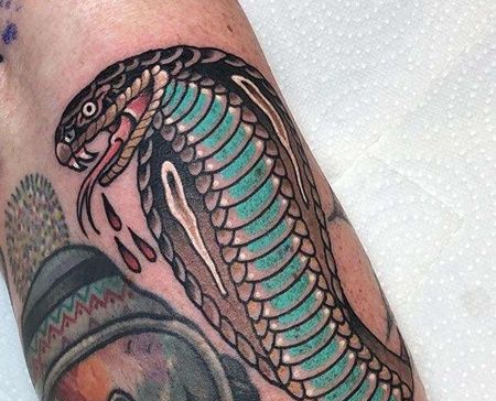 Old School小腿眼镜蛇纹身图案