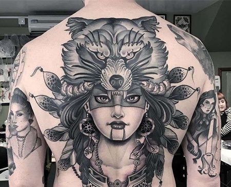 New School后背女人狼纹身图案