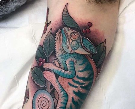 New School大臂变色龙纹身图案