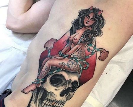 New School侧腰女人骷髅纹身图案