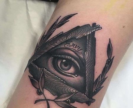 New School大臂眼睛纹身图案