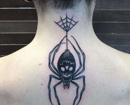 New School后颈蜘蛛纹身图案