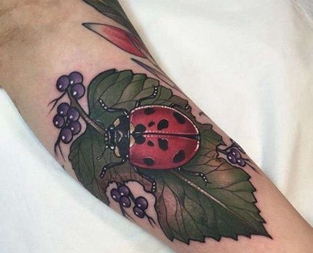 New School大臂瓢虫纹身图案