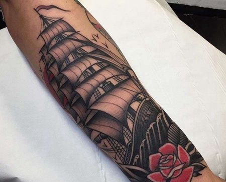 New School小臂帆船玫瑰纹身图案