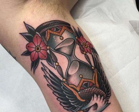 New School大臂沙漏老鹰纹身图案