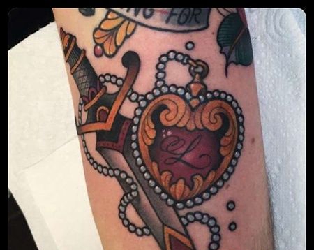 New School大臂宝剑心项链纹身图案