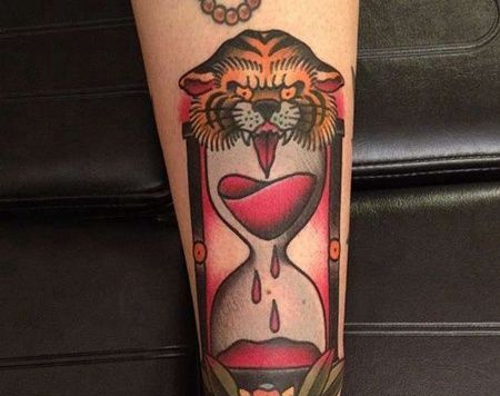 New School小臂沙漏纹身图案