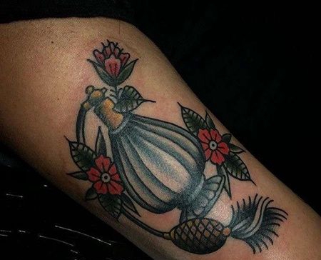 Old School小臂香水瓶纹身图案