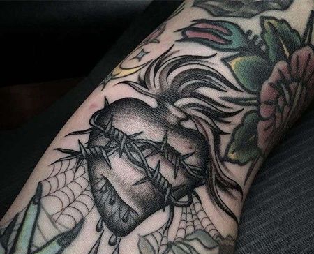 New School小臂心铁蒺藜纹身图案