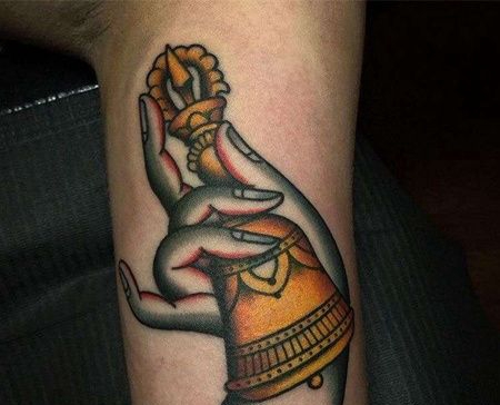 New School大臂手铃铛纹身图案