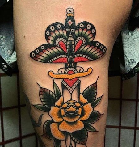 Old School大腿匕首蝴蝶玫瑰纹身图案