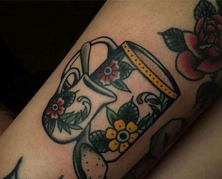 Old School小臂茶杯纹身图案