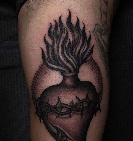 New School小腿心铁蒺藜纹身图案