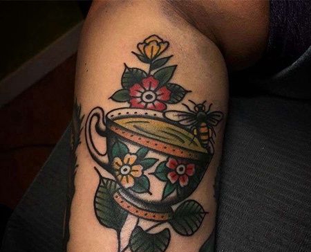 Old School小腿茶杯蜜蜂纹身图案