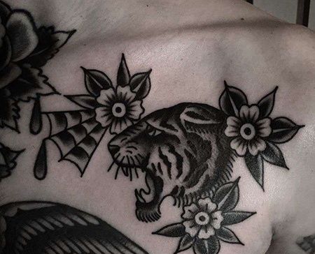 Old School锁骨老虎纹身图案