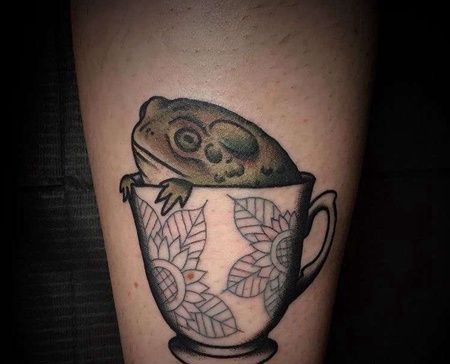New School小腿茶杯青蛙纹身图案