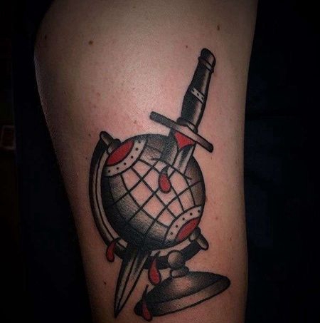 Old School大臂地球仪匕首纹身图案