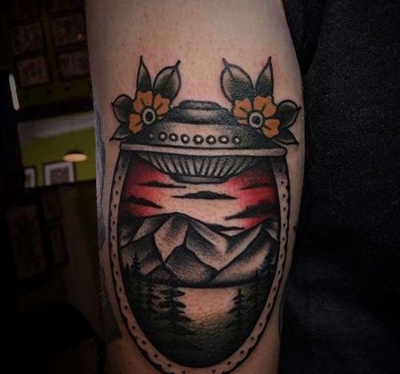 Old School大臂飞碟山纹身图案