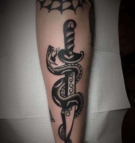 Old School小臂弯刀蛇纹身图案