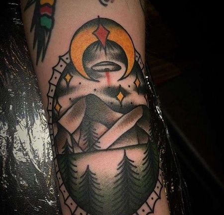 Old School小臂月亮山纹身图案