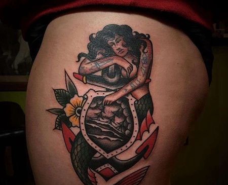 Old School大腿美人鱼船锚纹身图案