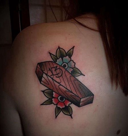 Old School后肩棺材纹身图案