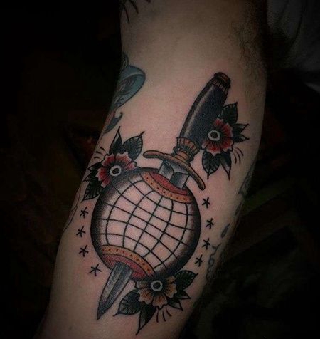 Old School大臂匕首地球仪纹身图案