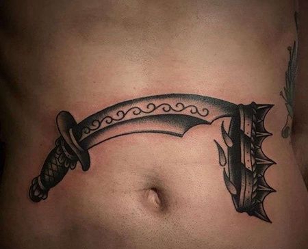Old School腹部弯刀纹身图案