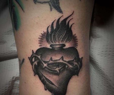 Old School大臂心荆棘纹身图案