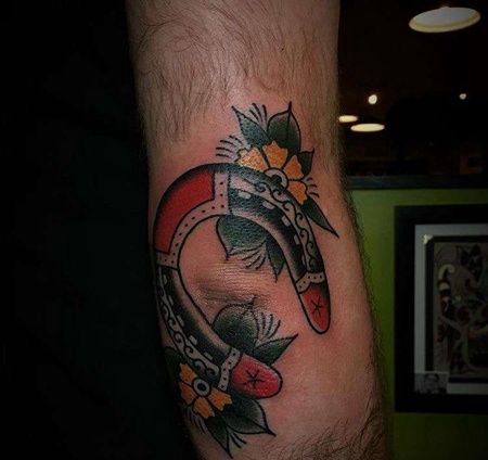 Old School胳膊肘马蹄铁纹身图案