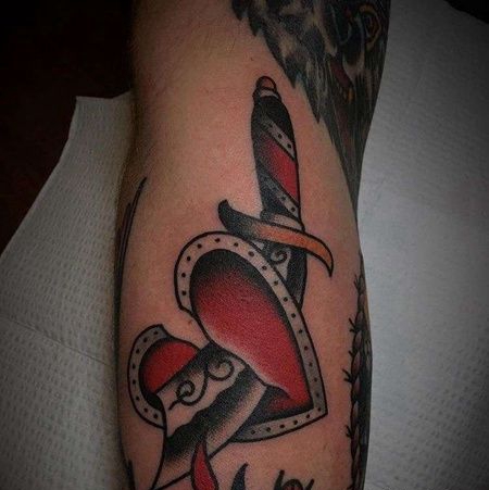 Old School小臂弯刀心纹身图案