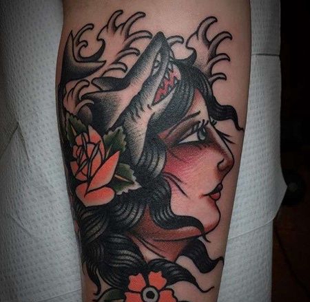 Old School小臂女人鲨鱼纹身图案