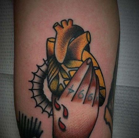 Old School大臂手心脏纹身图案