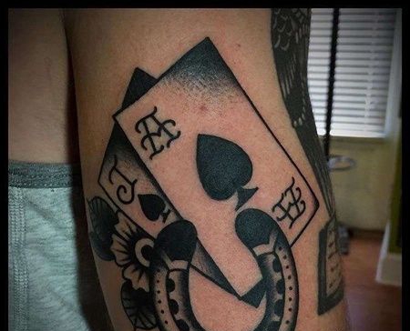 Old School大臂马蹄铁扑克牌纹身图案