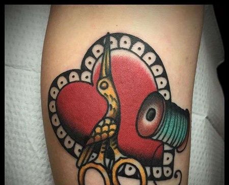 Old School小腿剪刀线圈心纹身图案