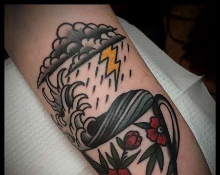 Old School小臂茶杯雨云纹身图案