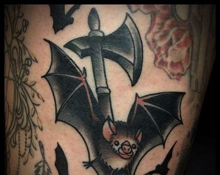 Old School大腿斧头蝙蝠纹身图案
