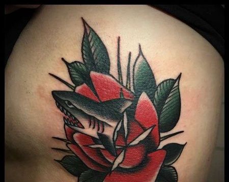 Old School大腿玫瑰鲨鱼纹身图案