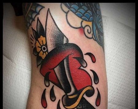 Old School大臂心弯刀纹身图案