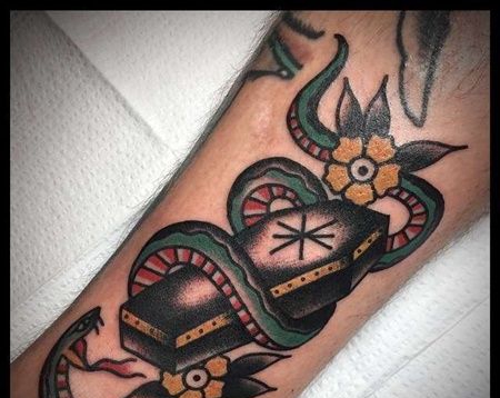 Old School小腿蛇棺材纹身图案