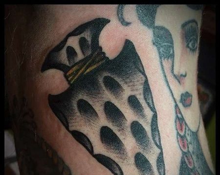 Old School大腿石矛纹身图案