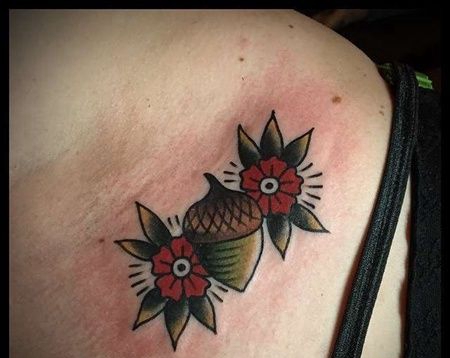 Old School锁骨松球纹身图案