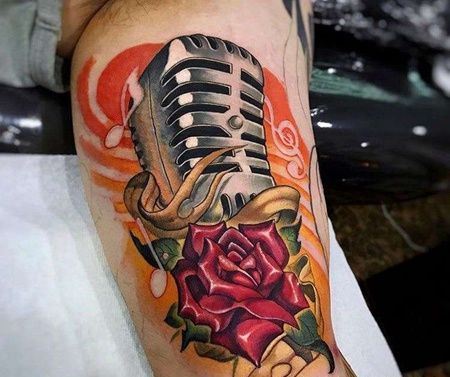 New School大臂麦克风玫瑰纹身图案