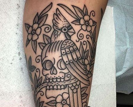 Old School小腿鹦鹉骷髅花卉纹身图案