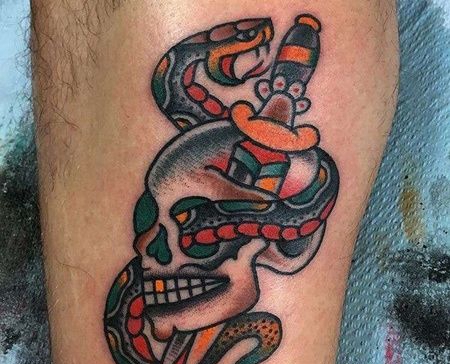 Old School小腿骷髅匕首蛇纹身图案